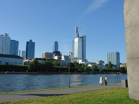 Skyline von Frankfurt mit Obelisk Fotos