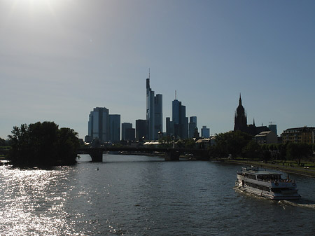 Skyline von Frankfurt mit Schiff Fotos