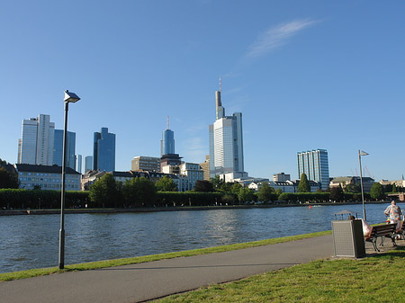 Foto Skyline von Frankfurt mit Ufer - Frankfurt am Main