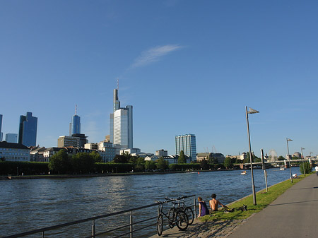 Skyline von Frankfurt mit Weg
