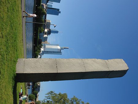 Fotos Obelisk vor Städelsches Kunstinstitut